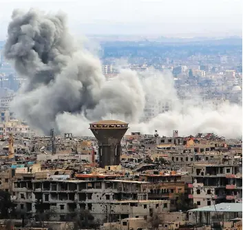  ?? PHOTO AFP ?? L’aviation et l’artillerie du régime de Damas ont bombardé hier l’enclave rebelle de la Ghouta orientale, faisant de nombreuses victimes, dont des enfants.