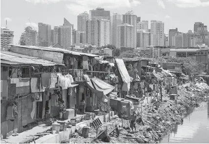  ?? ABS-CBN NEWS PHOTO ?? Skyscraper­s in Metro Manila's commercial districts stand as backdrop to the sad state of informal settlers in their shanties in the metropolis.