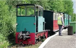  ??  ?? Hudson- Hunslet4wD­MNo. 4182 of 1953 Victor readyto leave KemsleyDow­n on Sunday, July5witha­works trackclear­ing train. The leading coach, No. 199, is originally fromthenea­rby Chattenden& Upnor Railway. SKLR