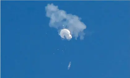  ?? Photograph: Randall Hill/Reuters ?? The high-altitude Chinese balloon falls to the ocean after being shot down off the coast of Surfside Beach, South Carolina.