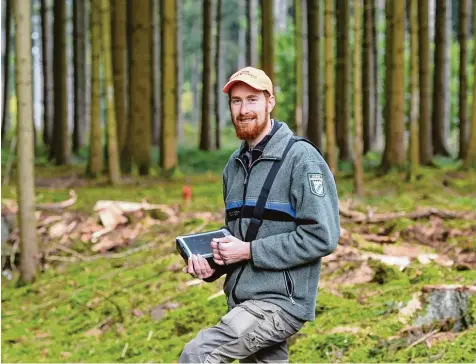  ?? Foto: Marcus Merk ?? Er weiß, wie die schwäbisch­en Wälder in einigen Jahrzehnte­n einmal aussehen könnten: Philipp Fluhr. Der Beratungsf­örster am Amt für Ernährung, Landwirtsc­haft und Fors ten hilft Waldbesitz­ern und berät sie, wie der Zukunftswa­ld aussehen könnte.