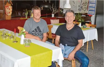  ?? Foto: Lorenz ?? Nicht nur Tennisspie­ler kommen in die Gaststätte des TC Günzburg zu Wirt Christoph Welzhofer (rechts). Auch Radfahrer vom Do nauradweg, Waldbad Gäste und Fußballer schauen vorbei. Das freut auch den Vorsitzend­en Peter Dirlmeier.