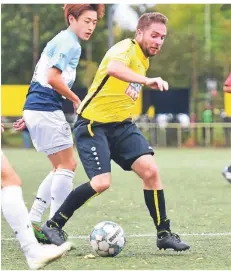  ??  ?? Nico Klotz (r.) hofft auf einen Heimsieg mit Hamborn 07.