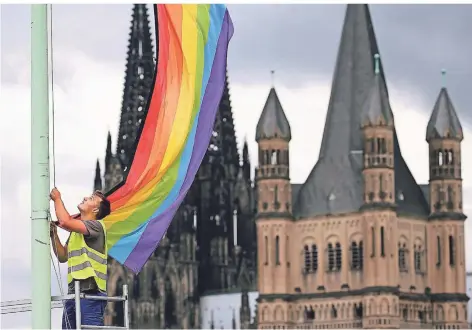  ?? FOTO: OLIVER BERG/DPA ?? Regenbogen­flagge vor Dom: nach der Entscheidu­ng des Bundestags über die Ehe für alle in Köln 2017.