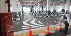  ??  ?? HANYA 28 TRAYEK ANGKOT: Petugas menata cone di area parkir TIJ. Hari ini dilakukan finalisasi sebelum uji coba Kamis (9/1).