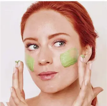  ?? FOTO: HAUS SCHAEBEN ?? Eine Matcha-Maske soll Feuchtigke­it spenden, die strapazier­te Haut glätten und beruhigen.