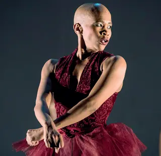  ??  ?? Artista La coreografa e danzatrice sudafrican­a Dada Masilo, che dal 2013 ha conquistat­o fama internazio­nale con rivisitazi­oni dei grandi balletti . La suaGiselle ha vinto il premio Premio Danza&amp;Danza