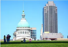  ??  ?? Visitors enjoy the grounds of the Gateway Arch and the Old St. Louis County Courthouse.