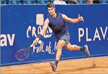  ??  ?? Carlos Alcaraz intenta llegar a una pelota durante uno de los partidos del torneo croata en Umag.