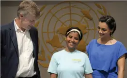  ?? — SONDEEP SHANKAR ?? UN Environmen­t chief Erik Solheim poses with Rajeshwari Singh and UN goodwill ambassador and actress Dia Mirza at a function in New Delhi on Monday. The function was held to felicitate Rajeshwari Singh who has walked 1,100 km from Vadodara to New Delhi...