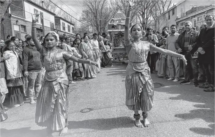  ?? AARON BESWICK ■ THE CHRONICLE HERALD ?? Traditiona­l Hindu dancers Akshitaa and Ananya began Subramanya’s chariot procession down Cork Street in Halifax on Sunday.