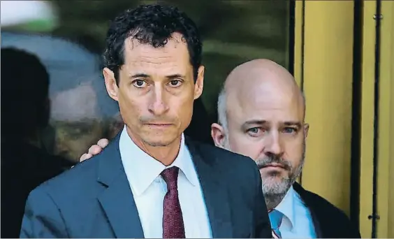  ?? TIMOTHY A. CLARY / AFP ?? Mensajes obscenos. Weiner saliendo del tribunal de Nueva York donde se declaró culpable de enviar mensajesob­scenos a una menor