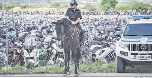  ?? MIGUEL ÁNGEL GONZÁLEZ ?? Un agente del dispositiv­o de seguridad del Gran Premio, ayer en el Circuito.