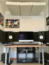  ??  ?? Auch kleine Ecken lassen sich mit der richtigen Behandlung als Homestudio nutzen. Hier leisten vor allem die Absorber hinter den Boxen und an der Ecke die entscheide­nden Beiträge.