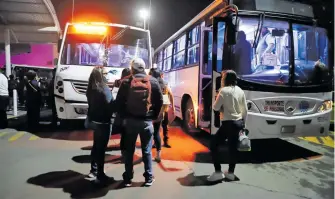  ?? BLANCA E. GUTIÉRREZ ?? Hidalguens­es a
punto de abordar transporte el domingo rumbo a la CDMX