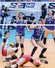  ?? RIO DELUVIO ?? NAGDIWANG ang Ateneo Lady Eagles matapos mabigo ang University of the East Lady Warriors na makadepens­a sa offensive play ng karibal sa second set ng kanilang laro sa UAAP women’s volleyball tournament nitong Huwebes sa FilOil Center.