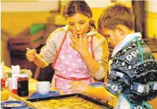  ?? FOTO: RASEMANN ?? Am 25 November und 2. Dezember dürfen Kinder in Riedlingen und Laupheim unter Anleitung Weihnachts­plätzchen backen.