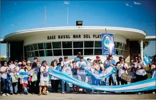  ??  ?? RECLAMO. Familiares de los 44 tripulante­s se concentrar­on en la puerta de la Base Naval de Mar del Plata para exigirle a las autoridade­s que prosiga la búsqueda.