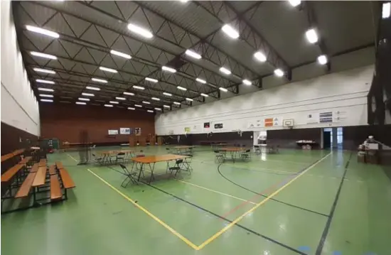  ?? © if ?? In de sporthal Rijschool zijn tafels, stoelen en veldbedden geplaatst zodat de daklozen er kunnen uitrusten.