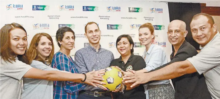  ?? SUNSTAR FOTO / AMPER CAMPAÑA ?? HAND-IN-HAND. Samasama 2018 officials, led by Marko Kasic (fourth from left) of Fundlife Internatio­nal and Rosa D’Alessandro of Generation Amazing join hands after the event’s launching at Marco Polo Plaza Hotel.