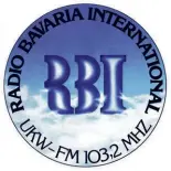  ??  ?? Stationslo­go von Radio Bavaria Internatio­nal von 1983. Inzwischen sendete man auf 103,2 MHz