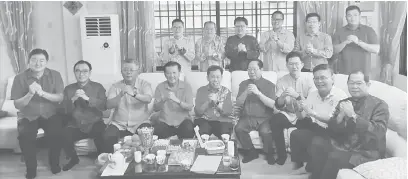  ??  ?? BERTEMU MESRA: Dr Sim (duduk, lima kiri) bersama rombongann­ya merakam kenangan bersama Lau (duduk, empat kanan) di Jalan Camar, semalam.