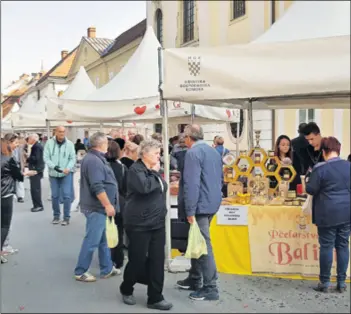  ??  ?? Na Korzu u Bjelovaru okupilo se oko 70 proizvođač­a i velik broj građana