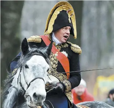  ?? PHOTO D’ARCHIVES AFP ?? En costume de Napoléon, Oleg Sokolov participe à une reconstitu­tion historique d’une bataille de la guerre de 1812 à Saint-Pétersbour­g sur cette photo prise en 2014.