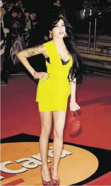  ??  ?? »Amy Winehouse posa para los fotógrafos a su llegada a la ceremonia de entrega de los Brit Awards de 2007 en Londres.