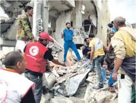  ?? AP ?? Varias personas buscaron entre los escombros de las casas destruidas por ataques aéreos de Arabia Saudí en Yemen, el 25 de agosto.
