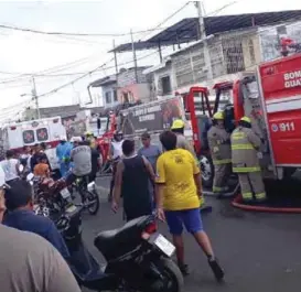  ??  ?? TRAGEDIA. Una vez que las llamas y el humo pudieron ser controlado­s por bomberos, el personal de Criminalís­tica de la Policía ingresó al sitio para proceder al retiro de los cuerpos.