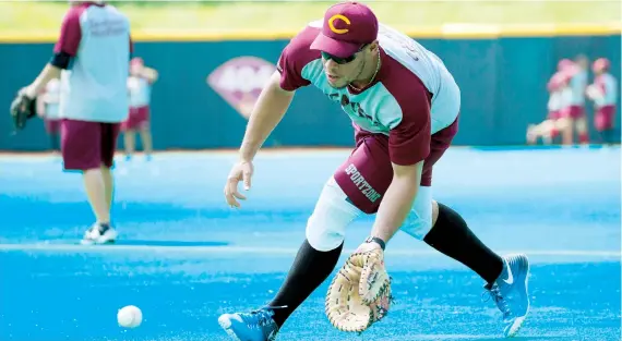  ??  ?? Recién adquirido del sorteo de los jugadores de San Juan, Jonathan Rodríguez recoge roletas en primera base.