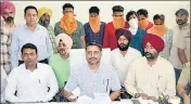  ??  ?? Assistant inspector general STF Rachpal Singh (centre) during a press conference in Amritsar on Tuesday. SAMEER SEHGAL /HT