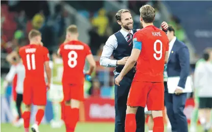  ?? AP ?? El entrenador de Inglaterra, semifinal de la Copa Mundial. Gareth Southgate y el goleador Harry Kane celebran después de superar a Suecia y lograr su boleto a la fase