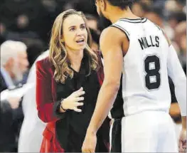  ??  ?? Becky Hammon, primera dona a dirigir a l’NBA amb els Spurs.