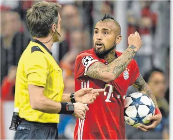  ?? FOTO: DPA ?? Bald sollen bei Diskussion­en, hier Arturo Vidal mit Schiedsric­hter Nicola Rizzoli, die Uhren angehalten werden.