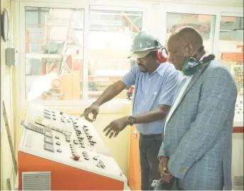  ??  ?? Minister of State Joseph Harmon (right) and KSM CEO Mahadeo Panchu in the control room (Ministry of the Presidency photo)