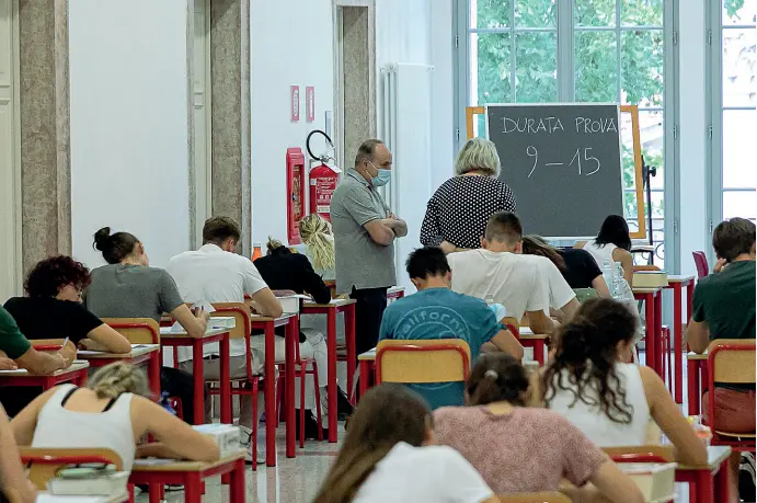  ?? ?? In classe Ragazzi impegnati mercoledì nella prima prova dell’esame di maturità. Il ritorno in aula a settembre sarà segnato da qualche carenza nelle cattedre