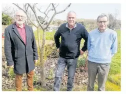  ?? ?? Robert Madec, Michel Letard et Robert Vrignon de l’associatio­n des Jardiniers du Pays des Olonnes.