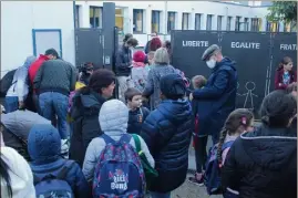  ??  ?? Parents et enfants heureux de retrouver un « semblant » de routine.