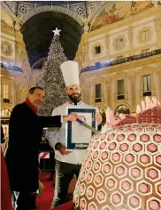  ?? FOTOGRAMMA ?? Panettone da record. Il sindaco Sala taglia il panettone più grande del mondo: realizzato Davide Comaschi, direttore del Chocolate Academy Center Milano