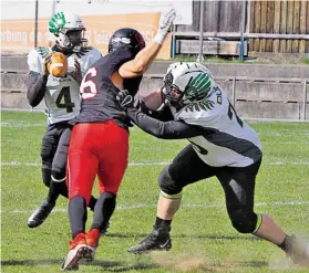  ?? BILD: SN/DUCKS ?? Quarterbac­k Kris Denton (l.) führte das Salzburg Football Team mit präzisen Pässen zu einem ungefährde­ten Sieg.