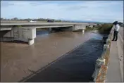  ?? MOLLY GIBBS — MONTEREY HERALD ?? The Salinas River crested near Speckles at around 4a.m. Monday morning. By 11:30a.m. Monday, the river was still high and flowing rapidly under Highway 1at Twin Bridges in Marina.