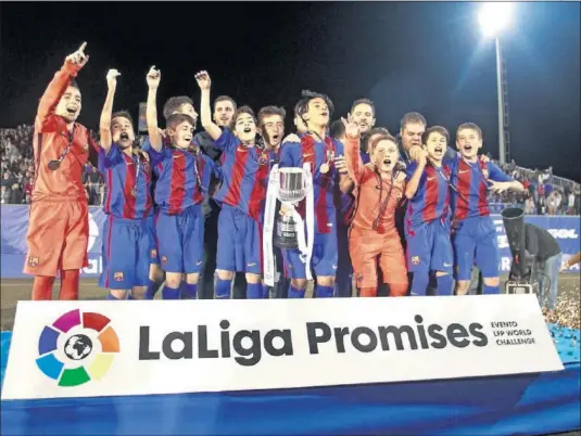  ??  ?? CELEBRACIÓ­N. Los jugadores del Barcelona festejan el brillante triunfo conseguido ante el Atlético.