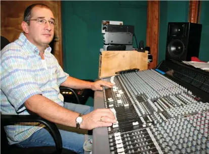  ?? FOTO ?? Dario Valenzuela es conocido como el brujo de las consolas. Aquí se le ve en su estudio de grabación de música de Sabaneta, Antioquia.