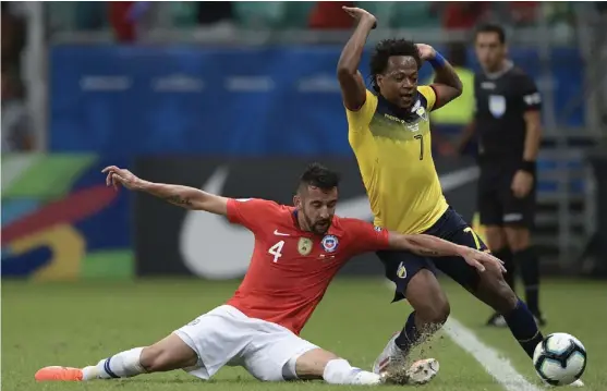  ?? AFP ?? Mauricio Isla (4) intenta quitarle el balón al paraguayo Romario Ibarra.