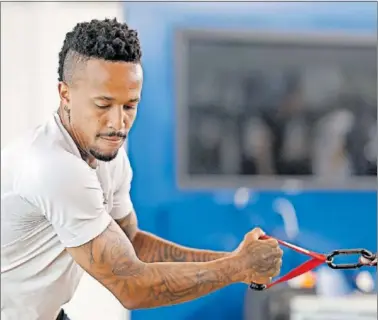  ?? ?? Militao, entrenándo­se en el gimnasio en la Ciudad Deportiva, durante su recuperaci­ón.