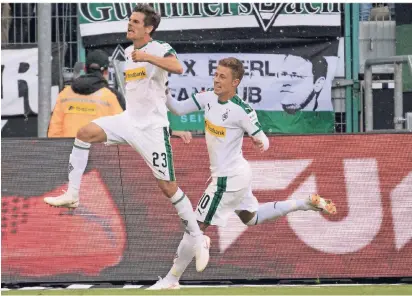  ?? FOTO: DPA ?? Jonas Hofmann (l.) bejubelt sein Tor zum 1:0 mit dem Gladbacher Mitspieler Thorgan Hazard.