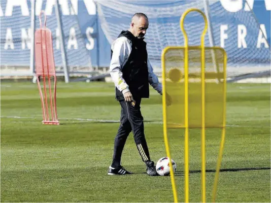 ?? Miguel Ángel Gracia ?? Víctor Fernández, durante el entrenamie­nto de ayer en la Ciudad Deportiva del Real Zaragoza.