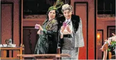  ?? FOTO: OPERNHAUS ZÜRICH ?? Die Kartenlege­rin (Judith Schmid, links) spricht Arabellas Mutter (Irène Friedli) Mut zu.